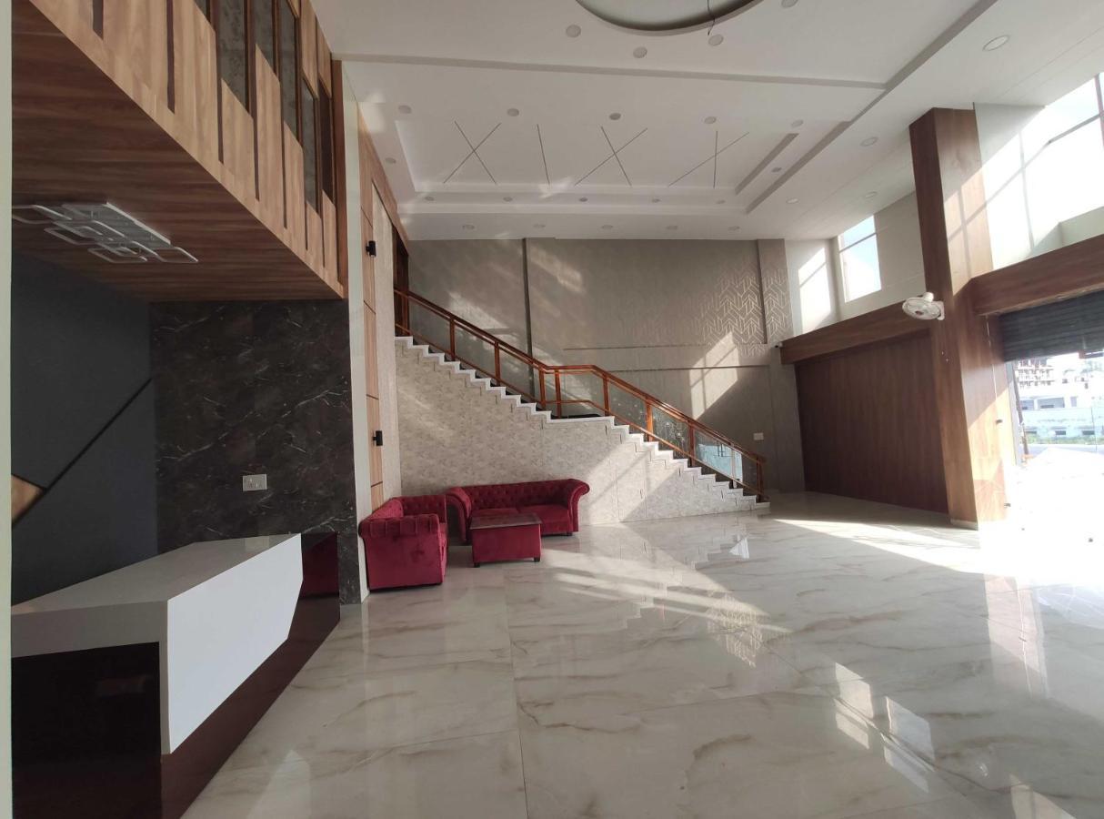 Oyo 92169 Apple Leaf Banquet & Hotel Alīgarh エクステリア 写真