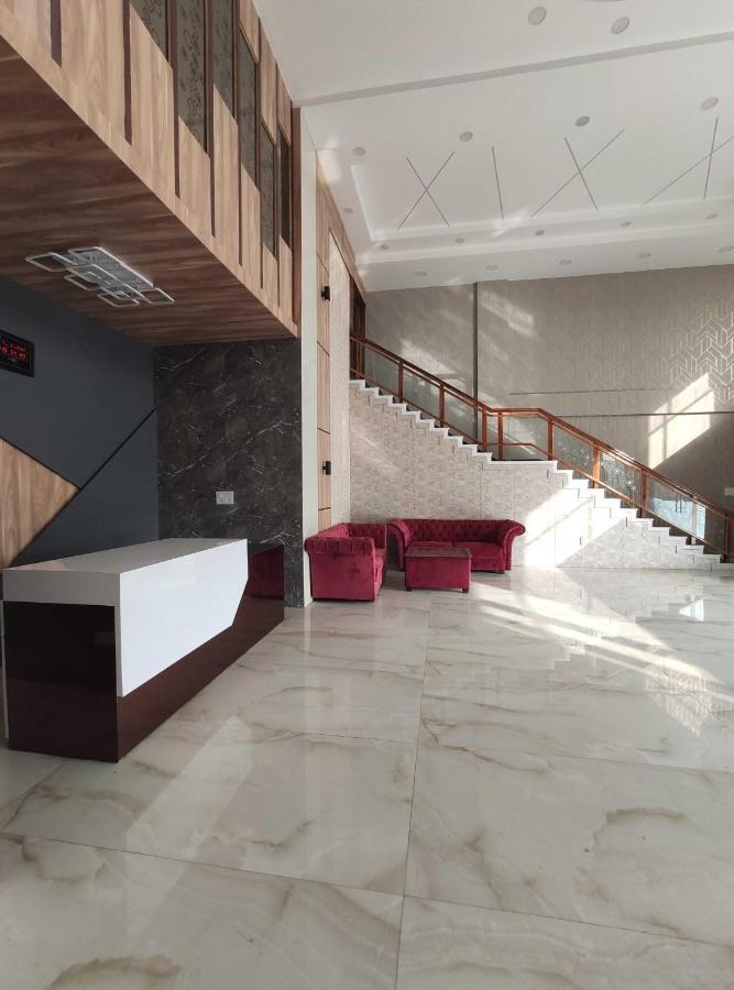 Oyo 92169 Apple Leaf Banquet & Hotel Alīgarh エクステリア 写真