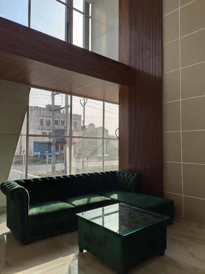 Oyo 92169 Apple Leaf Banquet & Hotel Alīgarh エクステリア 写真