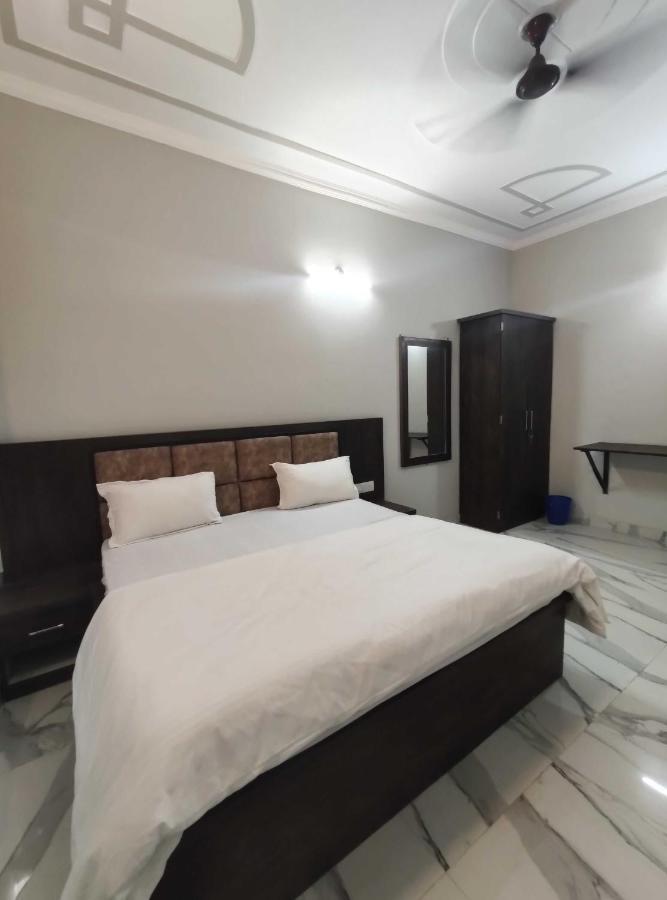 Oyo 92169 Apple Leaf Banquet & Hotel Alīgarh エクステリア 写真